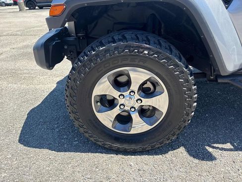 Used 2020 Jeep Gladiator Overland AWD/4WD image 32