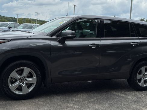 Used 2022 Toyota Highlander LE AWD/4WD image 2