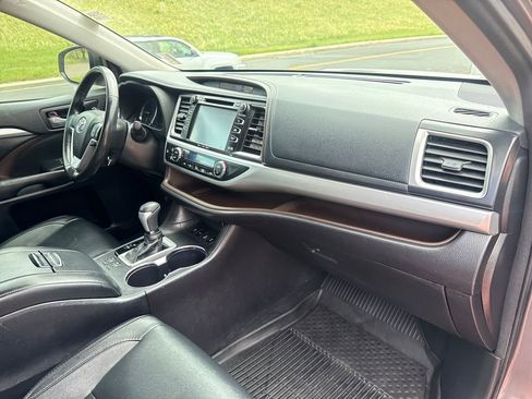 Used 2017 Toyota Highlander XLE AWD/4WD image 33