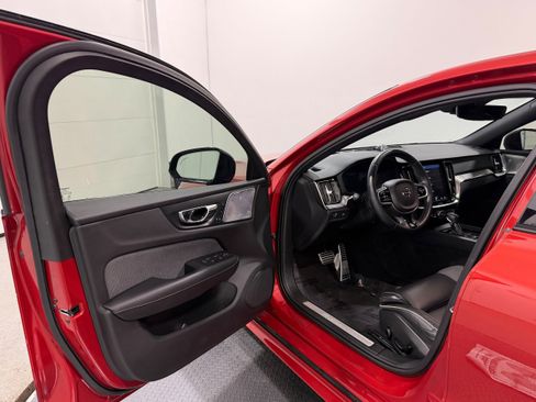 Used 2019 Volvo S60 T6 R-Design image 3
