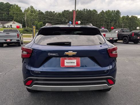 Used 2024 Chevrolet Trax LT w/ Sunroof Package FWD image 6