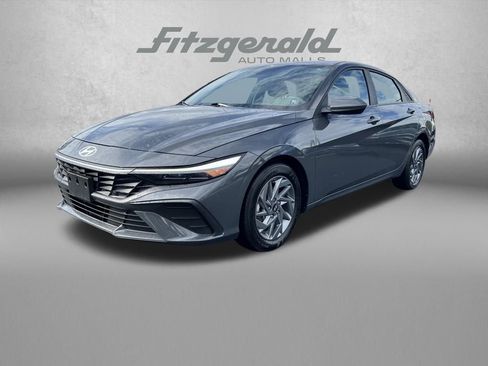 Used 2024 Hyundai Elantra SEL image 3