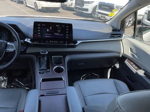 Used 2021 Toyota Sienna XLE FWD image 14