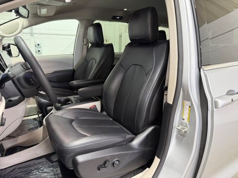 Used 2024 Chrysler Pacifica Touring-L FWD image 9