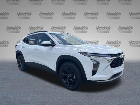 Used 2025 Chevrolet Trax LT FWD image 2