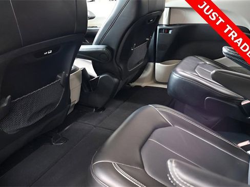 Used 2024 Chrysler Pacifica Touring-L image 18