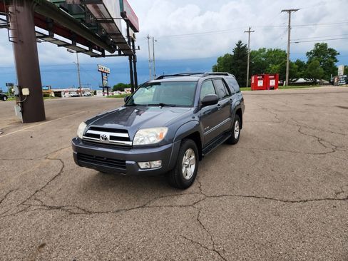 Used 2005 Toyota 4Runner SR5 AWD/4WD image 8