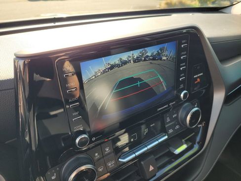 Used 2022 Toyota Highlander XLE image 16