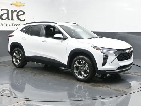 Used 2025 Chevrolet Trax LT w/ LT Convenience Package image 6