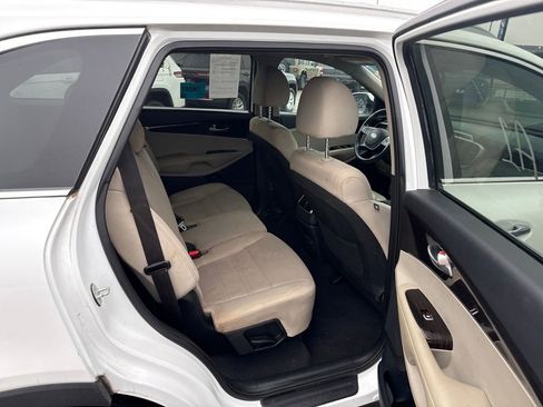 Used 2019 Kia Sorento LX w/ LX Convenience Package image 17