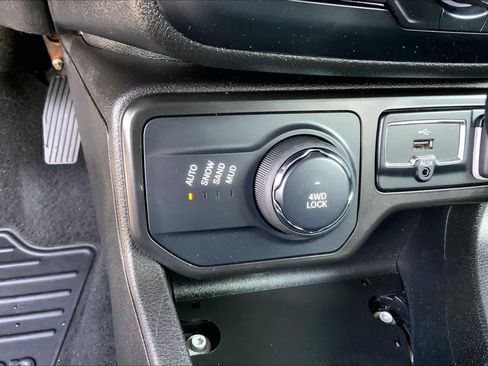 Used 2023 Jeep Renegade Latitude AWD/4WD image 28
