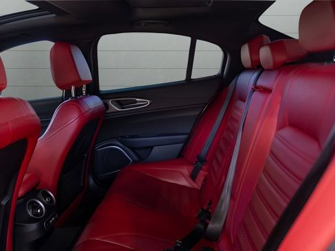 Used 2022 Alfa Romeo Giulia Veloce RWD image 51