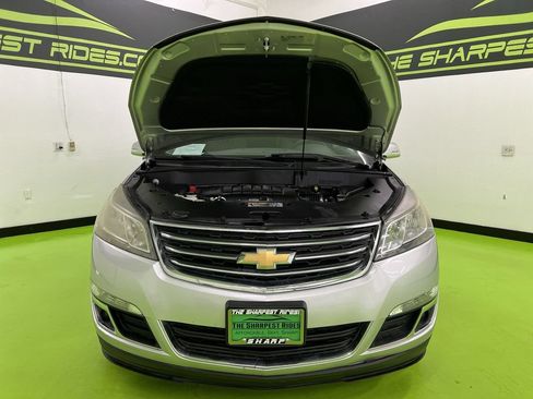 Used 2017 Chevrolet Traverse LT w/ Style and Technology Package FWD image 4
