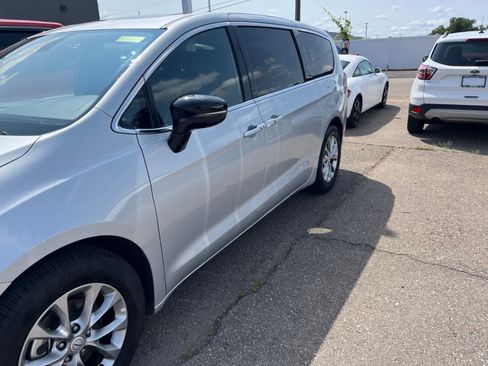 Used 2026 Chrysler Pacifica Limited FWD image 7