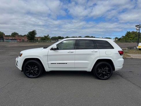 Certified 2022 Jeep Grand Cherokee Laredo X image 2