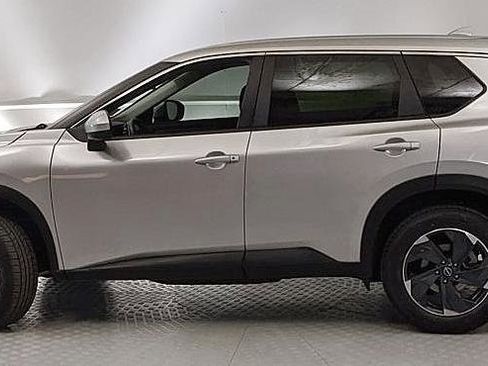 Used 2024 Nissan Rogue SV image 5