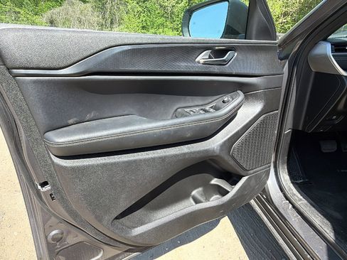 Certified 2025 Jeep Grand Cherokee Laredo RWD image 14