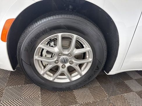 Used 2024 Chrysler Pacifica Touring-L image 33