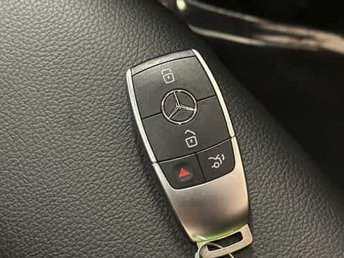 Used 2022 Mercedes-Benz GLB 250 4MATIC image 27