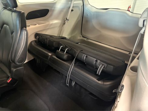 Used 2024 Chrysler Pacifica Touring-L FWD image 16