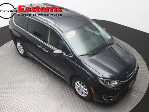 Used 2020 Chrysler Pacifica Touring-L FWD image 3