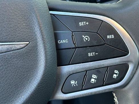 Used 2025 Chrysler Pacifica Select FWD image 27