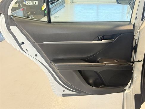 Used 2024 Toyota Camry SE image 12