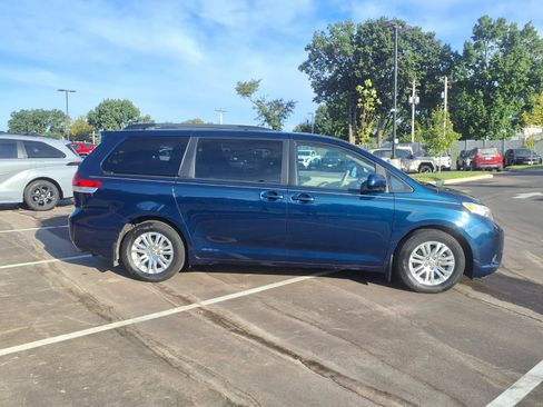 Used 2012 Toyota Sienna XLE FWD image 2