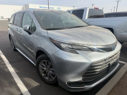 Used 2025 Toyota Sienna LE FWD image 5