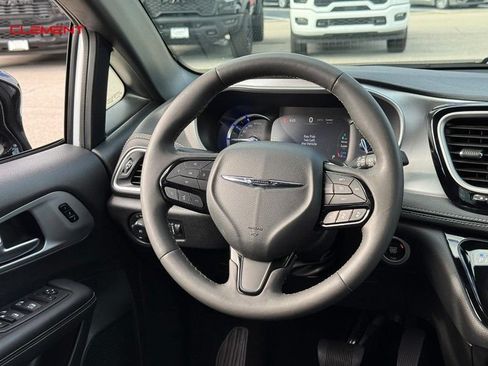 Used 2024 Chrysler Pacifica Limited FWD image 17