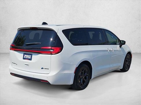 Used 2024 Chrysler Pacifica Limited FWD image 5