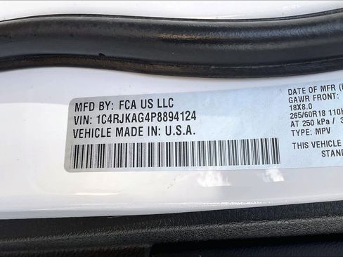 Used 2023 Jeep Grand Cherokee L Laredo image 34