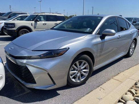 Used 2026 Toyota Camry LE w/ Convenience Package FWD image 3