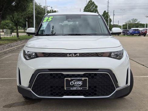 Used 2025 Kia Soul LX image 2