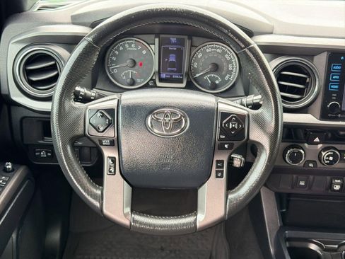 Used 2018 Toyota Tacoma TRD Off-Road AWD/4WD image 16