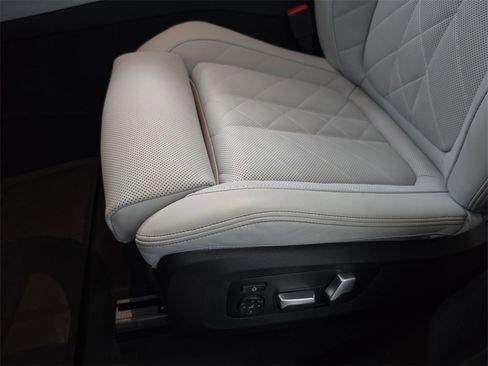 Used 2025 BMW X5 xDrive40i w/ Parking Assistance Package image 32