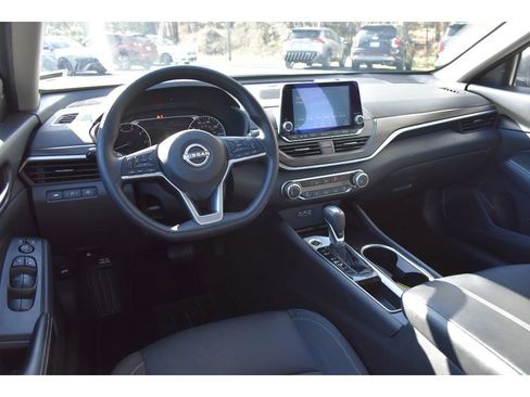 Used 2024 Nissan Altima 2.5 SV image 12