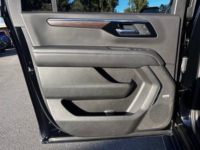 Used 2026 Chevrolet Suburban Premier AWD/4WD image 27