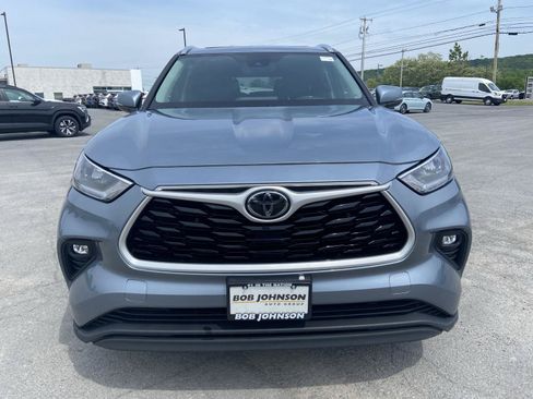 Used 2020 Toyota Highlander XLE AWD/4WD image 2