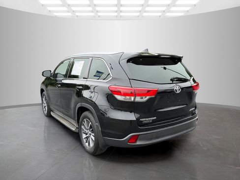 Used 2019 Toyota Highlander XLE AWD/4WD image 4