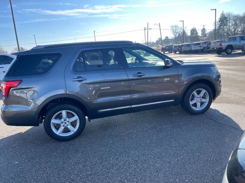 Used 2017 Ford Explorer XLT image 6
