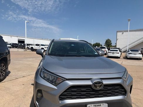 Used 2019 Toyota RAV4 XLE Premium FWD image 2