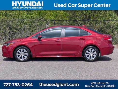 Used 2025 Toyota Corolla LE FWD image 2