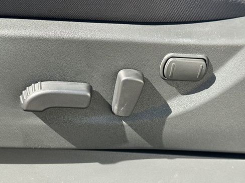 Used 2025 Nissan Frontier SV image 35