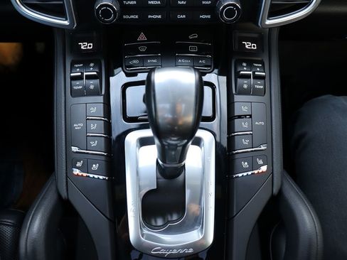 Used 2018 Porsche Cayenne Platinum Edition image 28