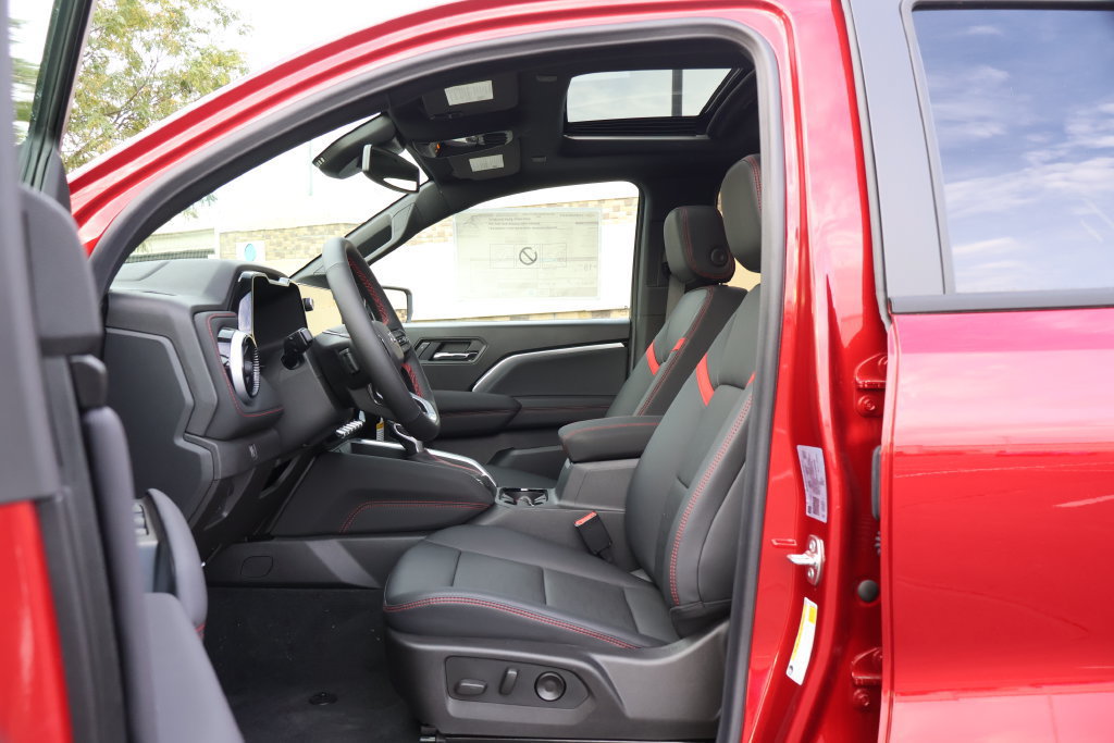 New 2026 Chevrolet Colorado Z71 w/ Midnight Edition AWD/4WD image 16