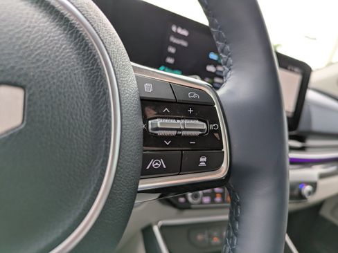 Used 2025 Kia Carnival SX Prestige image 24