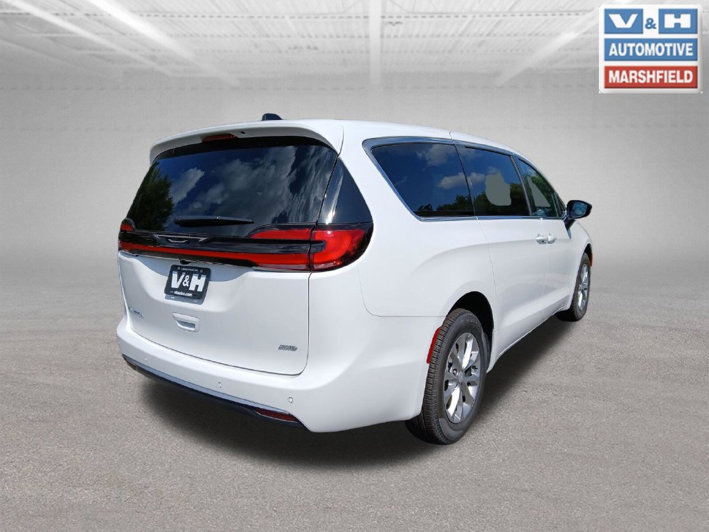 New 2027 Chrysler Pacifica Select w/ Family Tech Group AWD/4WD image 7