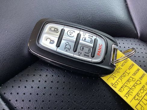 Used 2023 Chrysler Pacifica Touring-L FWD image 30