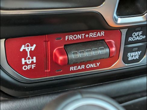 Used 2025 Jeep Gladiator Rubicon w/ Convenience Group AWD/4WD image 14